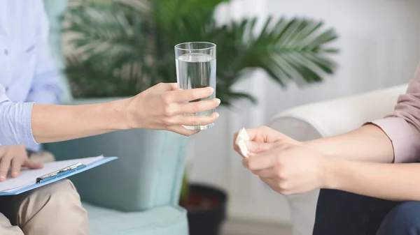 Psicólogo dando vaso de agua al paciente —  Fotos de Stock