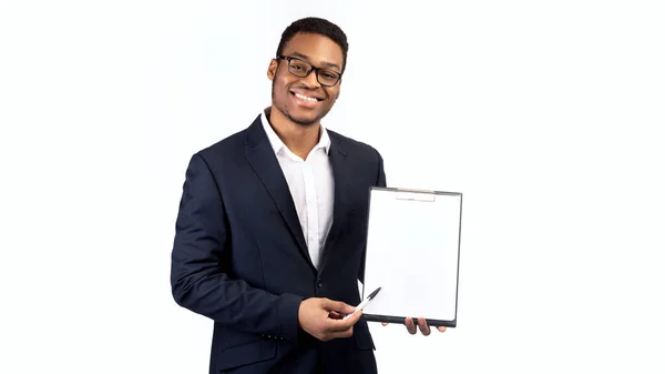 Negro chico en traje mostrando en blanco portapapeles — Foto de Stock