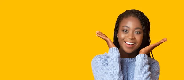 Close up portrait of cute afro girl over yellow background — Stock Photo, Image