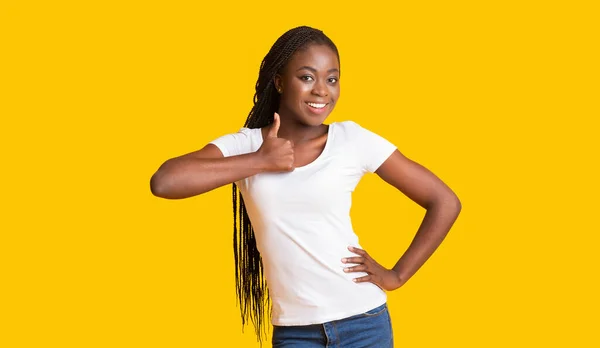 Joyful jovem mulher negra mostrando polegar para cima — Fotografia de Stock
