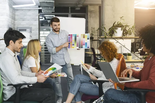 Equipo creativo profesional que elige el diseño de color para el nuevo proyecto —  Fotos de Stock