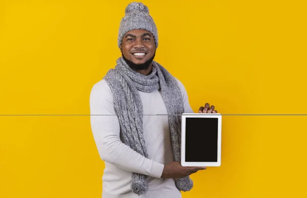 Szczęśliwy czarny facet demonstrujący pusty cyfrowy ekran tabletu — Zdjęcie stockowe