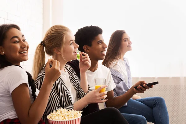 Legjobb barátok filmet néznek és popcornt esznek — Stock Fotó