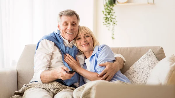 Elderly spouses watching television, man choosing channel — Stock Photo, Image