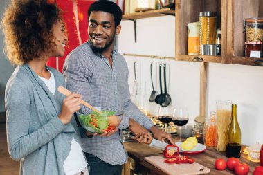 Genç Afro-Amerikan çift mutfak salata hazırlık
