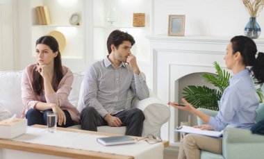 Evli çiftler, terapi ofisinde birbirlerini görmezden geliyorlar.