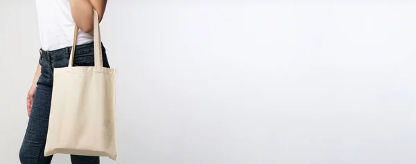 Неузнаваемая девушка с белой сумкой на фоне студии, Панорама — стоковое фото