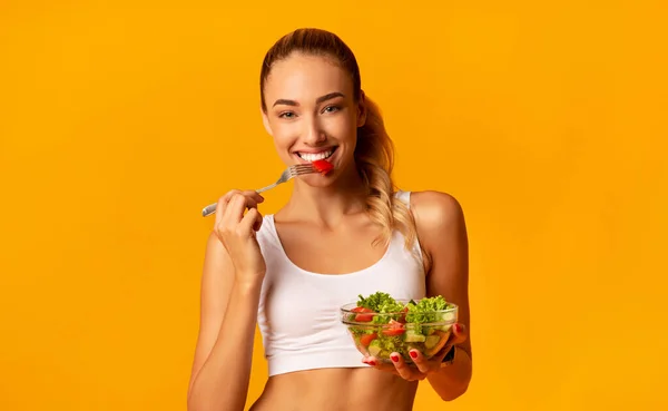 Positiv Fitness Lady njuter Veggie sallad, Studio skott — Stockfoto