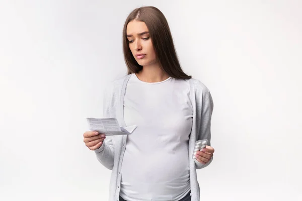Pregnant Lady Reading Instruction For Prescribed Pills Standing, Studio Shot — Stock Photo, Image