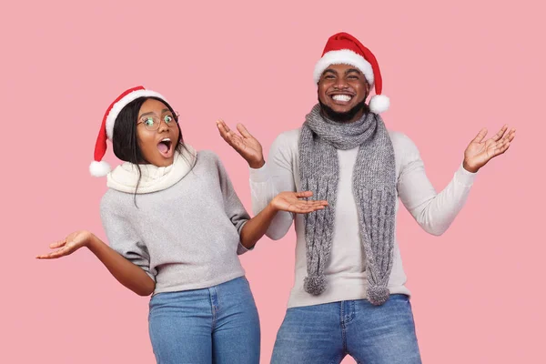 Spännande jul man och kvinna gester över rosa bakgrund — Stockfoto