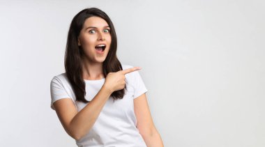 Heyecanlı Genç Kadın Parmak Gösteriyor Stüdyoda, Panorama