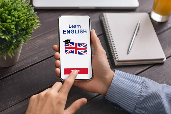Aplikace pro učení angličtiny otevřeno na Smartphone v mužských rukou — Stock fotografie