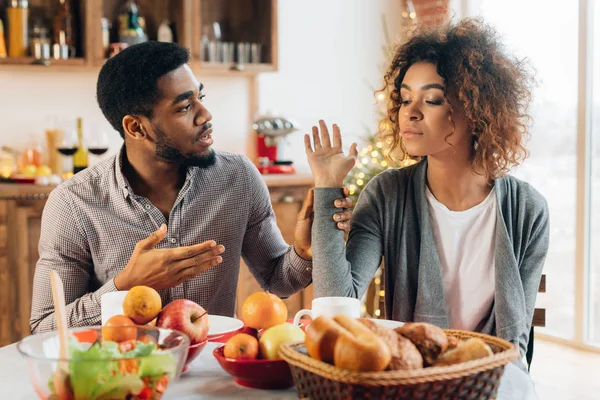 Un homme et une femme afro-américains se disputant à la cuisine — Photo