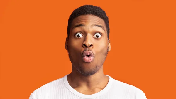 Shocked african american guy with opened mouth — Stock Photo, Image