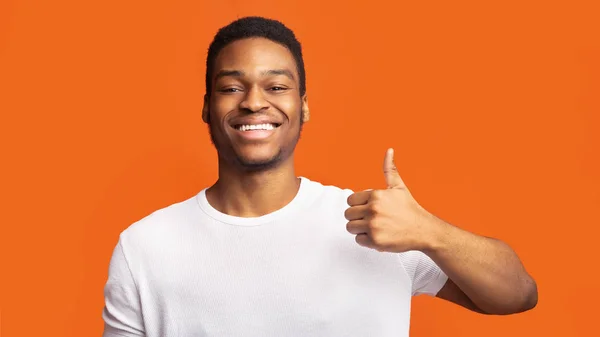 Negro chico mostrando pulgar hacia arriba y sonriendo — Foto de Stock
