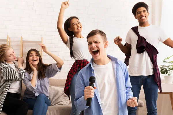 Amizade e entretenimento doméstico. Adolescentes cantando karaoke — Fotografia de Stock