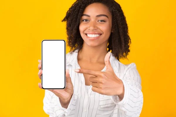 Afrikaans amerikaanse duizendjarige vrouw tonen blanco mobiele telefoon scherm — Stockfoto
