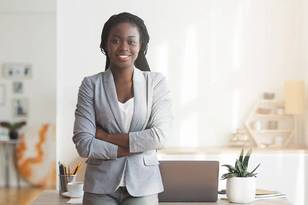 Successful Afro Businesswoman Posing In Office With Arms Crossed — ストック写真