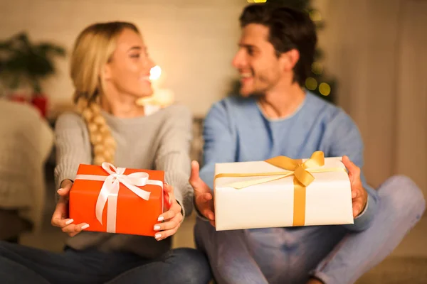 선물 상자를 들고 서로 바라보고 있는 행복 한 부부 — 스톡 사진