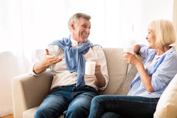 Happy time together. Mature spouses enjoying tasty tea — ストック写真