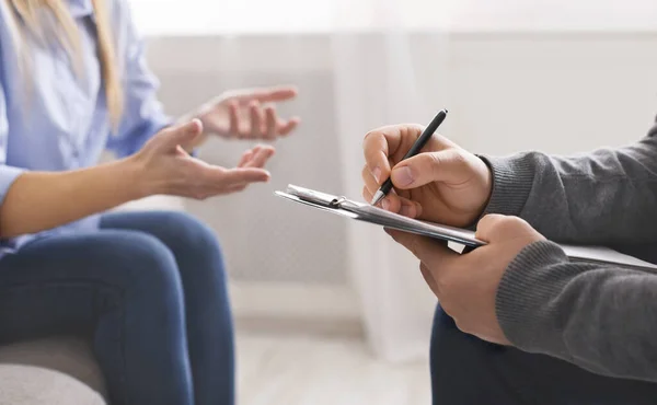 Mujer milenaria discutiendo problemas con terapeuta personal —  Fotos de Stock