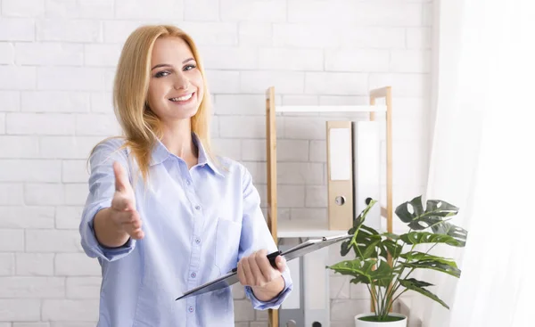 Friendly woman psychologist reaching hand for handshake — ストック写真