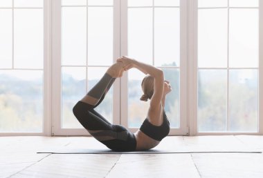 Spor stüdyosunda egzersiz yapan küçük jimnastik kızı.