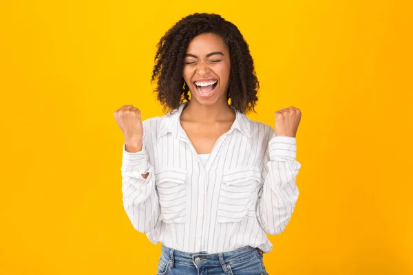 Jovem negra alegre gritando de alegria — Fotografia de Stock