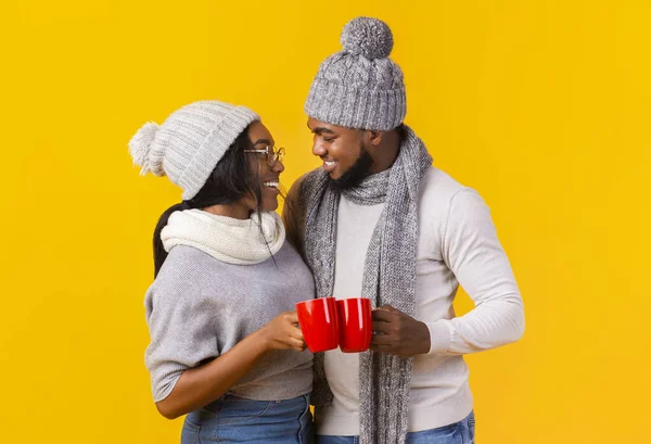 Liebevolles schwarzes Paar trinkt gemeinsam Morgenkaffee — Stockfoto