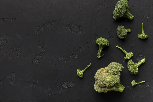 Heads of broccoli isolated on black background — ストック写真