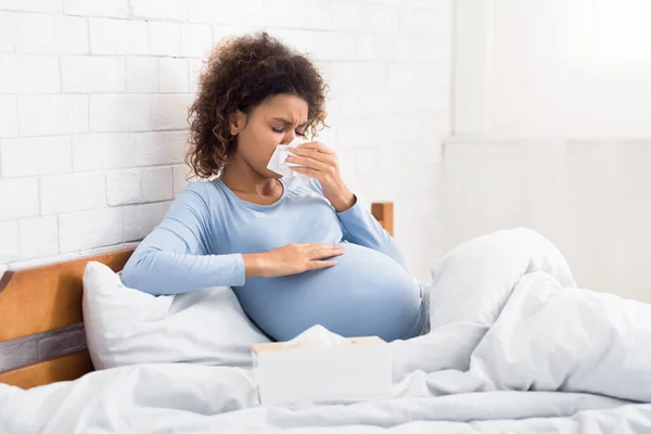 Zwangerschap en ziekte. Zieke vrouw snuit neus in weefsel — Stockfoto