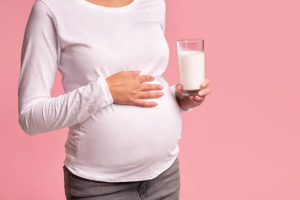 Wanita hamil yang Tak Dikenali Memegang Susu Berdiri Atas Latar Belakang Merah Muda, Dipotong — Stok Foto
