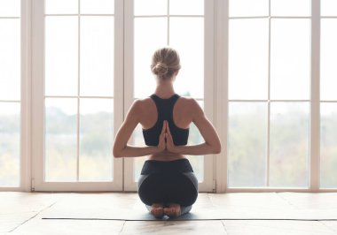 Ters dua pozunda meditasyon yapan bir kız.
