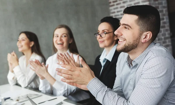 Motivated business team applauding after lecture to speaker — Stock Photo, Image