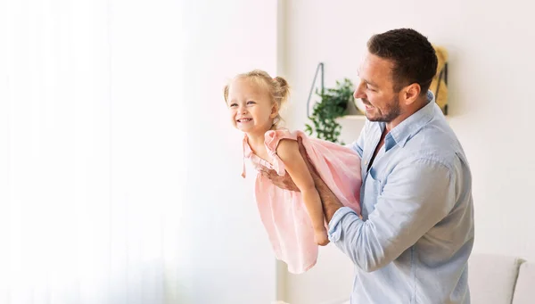 Père passe du temps avec sa petite fille — Photo