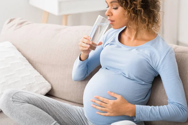 Ciąża i nawodnienie. Kobieta w ciąży pijąca wodę — Zdjęcie stockowe