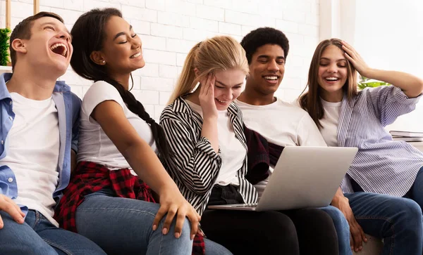 Adolescentes amigos viendo contenido divertido en el ordenador portátil y riendo —  Fotos de Stock