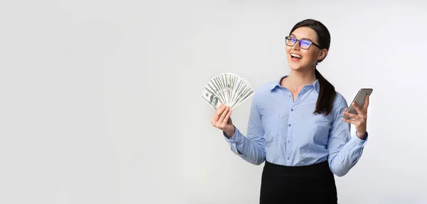 Woman Winking Holding Phone And Money Over White Background, Panorama — ストック写真