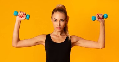 Formda Kız Kuklalarla Egzersiz Sarı Arkaplan, Panorama