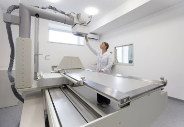 Laboratuvar çalışanı, modern X-ray cihazlarını büyük odada akort etti.