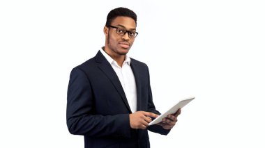 Tabletli siyah takım elbiseli adam.