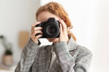Profesyonel kamerayla fotoğraf çeken başarılı bir fotoğrafçı