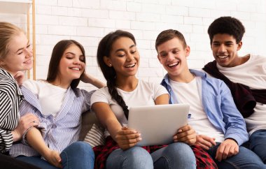 Çeşitli arkadaşlar tabletle selfie çekiyorlar.