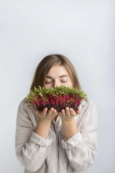 Flicka vegetarian andas in lukten av färska grodda frön — Stockfoto