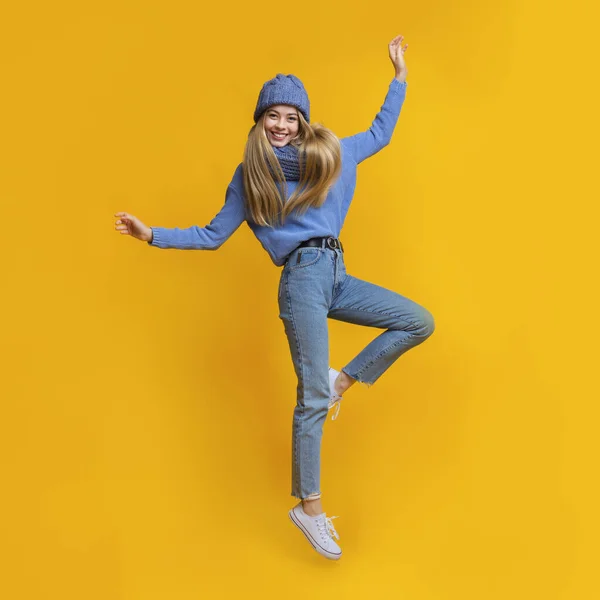 Jonge winter vrouw tonen dansen beweegt in de lucht — Stockfoto