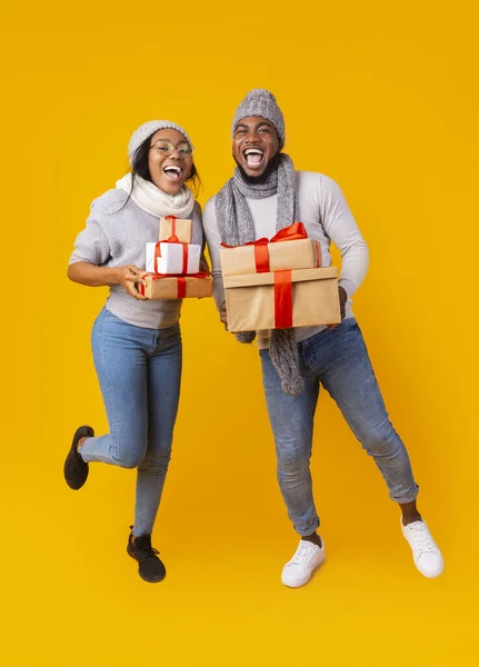 Super szczęśliwa para afro z prezentami świątecznymi — Zdjęcie stockowe