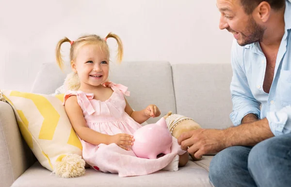 Pai ensinando seu filho como economizar dinheiro — Fotografia de Stock