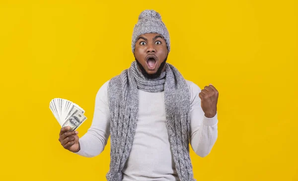 Эмоциональный человек с долларами в руке празднует успех — стоковое фото