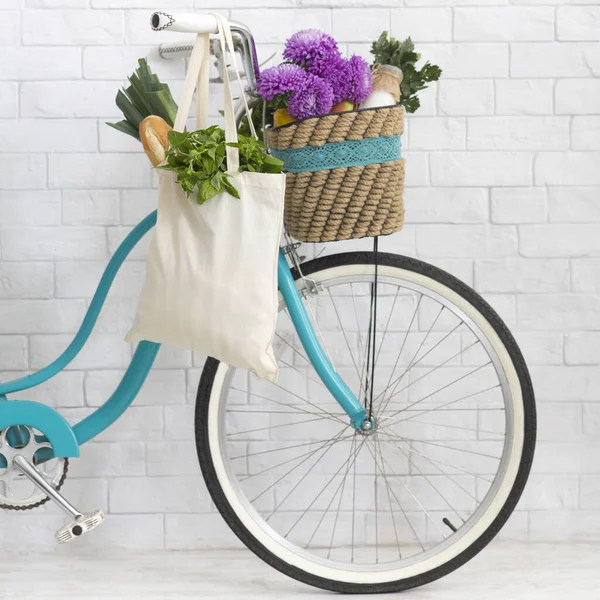 Close up di bicicletta retrò con fiori viola e prodotti freschi — Foto Stock