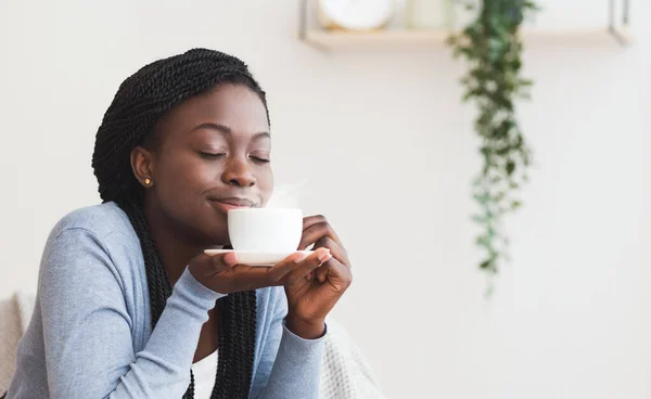 Zwarte vrouw met kopje koffie, genieten van de aromatische geur — Stockfoto